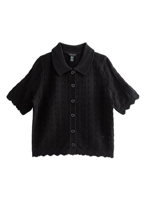 Cardigan noir à manches courtes en maille avec bords festonnés, boutonnage à l'avant, motif floral texturé et col arrondi.