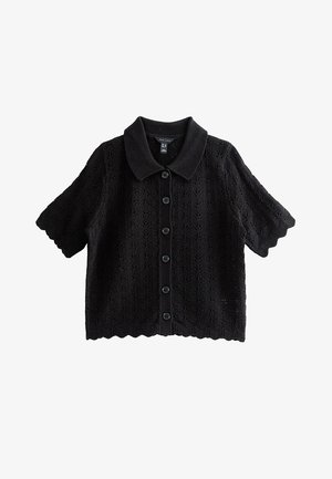 Cardigan noir à manches courtes en maille avec bords festonnés, boutonnage à l'avant, motif floral texturé et col arrondi.