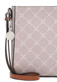 Beige Umhängetasche mit einem Diamantmuster und runden Akzenten. Strukturmaterial, Ketten- und Ledertragegurt, silbernes Logo-Tag.