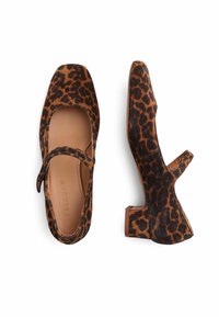 Scarpe Mary Jane in suede con stampa leopardata, punta quadrata, cinturino sul collo del piede e tacco a blocco basso. Motivo sui toni del marrone e del nero.