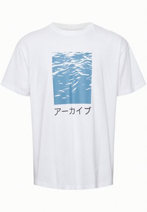 Weißes Baumwoll-T-Shirt mit einem blauen Grafikdesign von Wellen und japanischem Text darunter. Lockerer Schnitt mit kurzen Ärmeln und Rundhalsausschnitt.