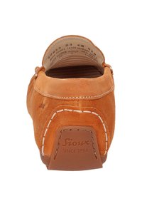 Wildleder Slipper in Orange mit runder Zehenform, Logo-Patch hinten und weißen Nähten an den Kanten. Sichtbare strukturierte Oberflächenbeschaffenheit.