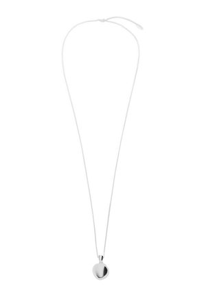 Delicate zilveren ketting met een dunne ketting en een klein, glad, onregelmatig gevormd hangertje dat in het midden hangt.