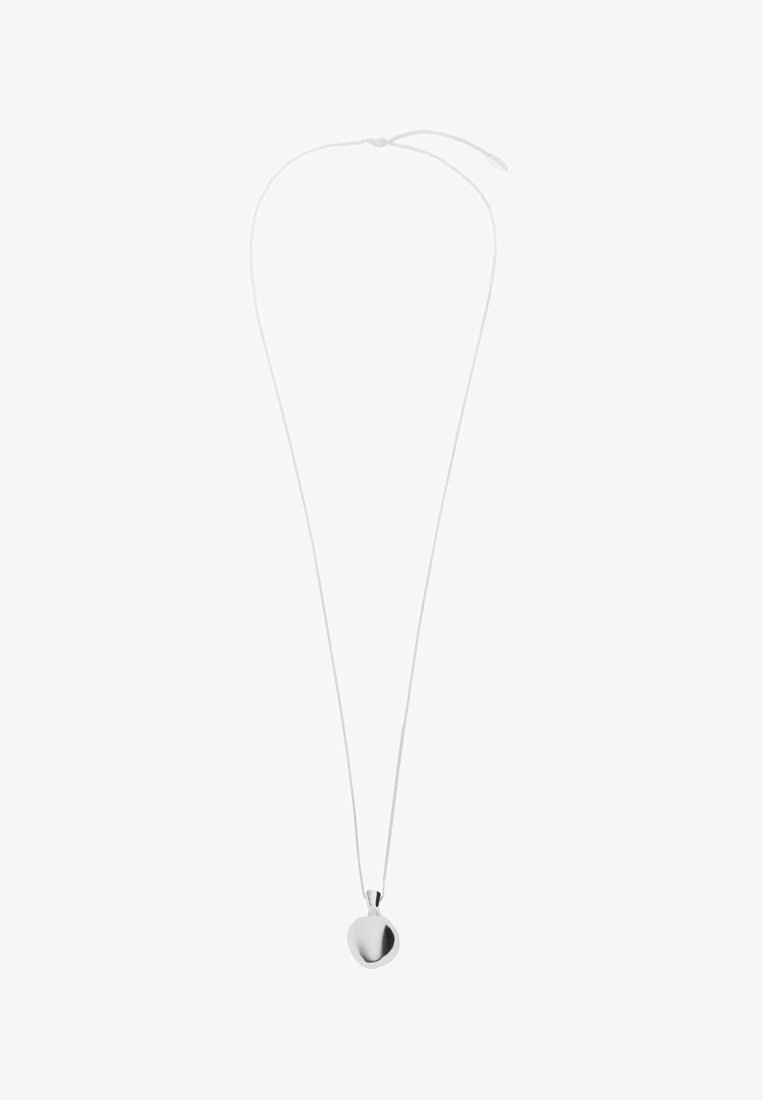 Collier délicat en argent avec une chaîne fine et un petit pendentif lisse de forme irrégulière suspendu au centre.