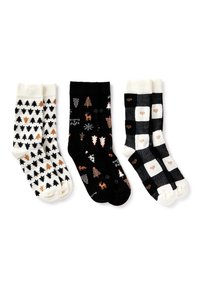 Trzy pary przytulnych skarpetek: białe z czarnymi i brązowymi choinkami, czarne ze świątecznymi drzewkami i jeleniami oraz czarno-białe w kratkę z małymi brązowymi sercami.
