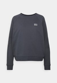 Sudadera de color gris oscuro con mangas raglán, cuello redondo y puños acanalados, que presenta un pequeño logo de montaña en el pecho. Textura de tela suave.