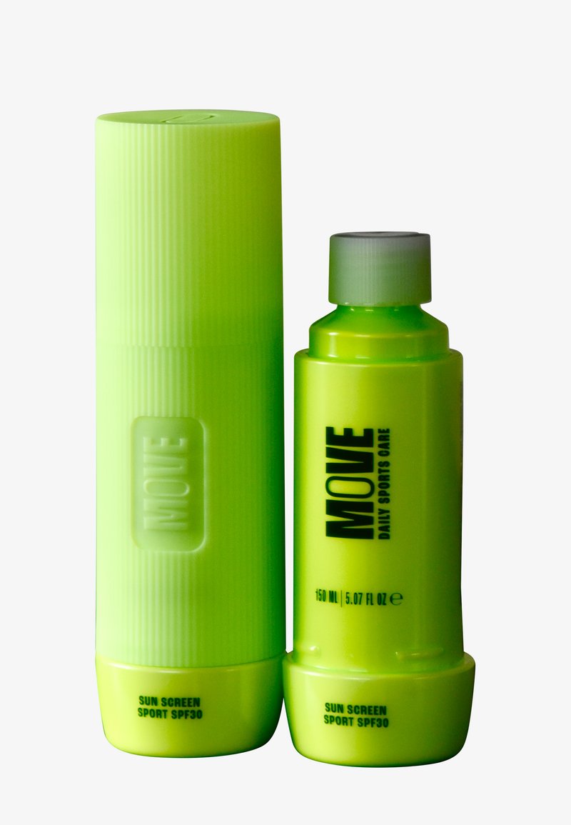 To neongrønne solkrembeholdere merket "MOVE Daily Sports Care" og "SPF30", én med lukket lokk og én med gjennomsiktig grått lokk.