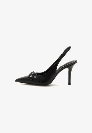 Schwarzer Pumps mit spitz zulaufender Vorderkappe, Slingback-Riemen mit Schnalle und mittelhohem Stilettoabsatz auf weißem Hintergrund.
