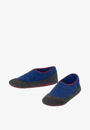 Niebieskie i szare kapcie wykonane z filcu i tkaniny, z zaokrąglonym noskiem, kontrastowym czerwonym wykończeniem oraz wybottom z kropeczkami dla lepszej przyczepności.
