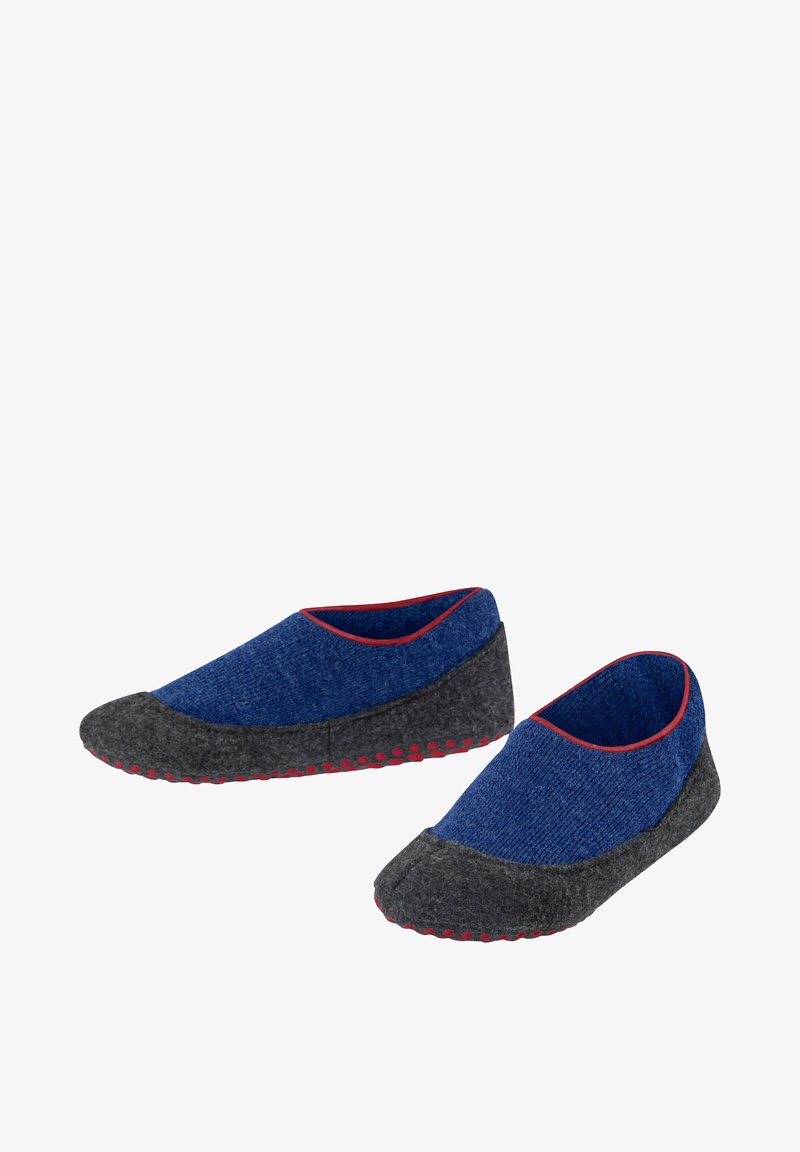 Zapatillas azules y grises hechas de fieltro y tela, con punta redondeada, un contraste de ribete rojo y una suela con puntos para mayor agarre.