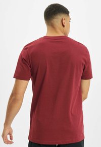 DEF HER SECRET - Trükipildiga T-särk - burgundy