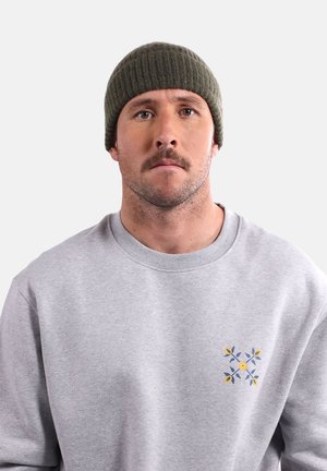 Bonnet côtelé vert et sweat-shirt gris avec un motif floral brodé en jaune et bleu, col rond et coupe décontractée.