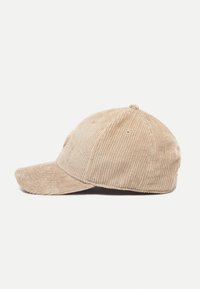 Beezistest corduroy baseball müts lame äärega, ribaga tekstuuriga ja kuue paneeliga konstruktsiooniga. Omab ventilatsiooniavasid kroonil.