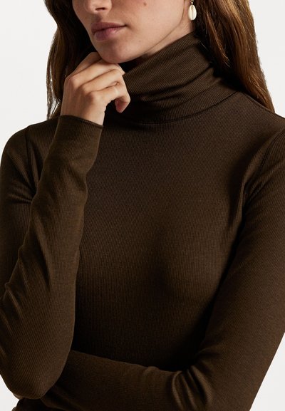Brauner Rippstrick-Turtleneck-Pullover mit langen Ärmeln und engem Kragen, aus einem weichen, dehnbaren Stoff gefertigt.