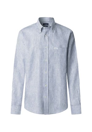 Męska koszula z długim rękawem na guziki, z niebiesko-białymi pionowymi paskami i kieszenią na piersi na białym tle.