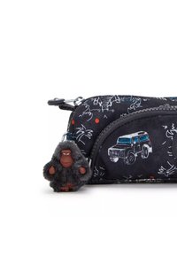 Astuccio nero con motivi bianchi di animali e veicoli, dotato di un portachiavi a forma di gorilla peloso. Chiusura con zip e hardware argentato. Tessuto texture.