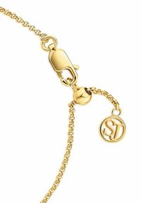 Guldkedjeband med en gångjärnklämma. Innehåller en rund berlock med sammanflätade bokstäver "S" och "T." Slät metallisk yta.