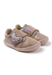 Scarpe per bambini luccicanti di colore rosa con finitura olografica, punta rotonda, cinturino in velcro e una grande applicazione a forma di cuore glitterato sul lato.