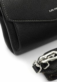 Svart läderväska med texturerad yta, silverfärgade detaljer och ett spänne. Har en sydd kant och en design med klaffstängning.