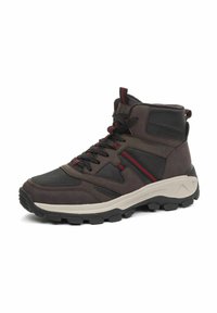 Scarpe da trekking marroni con pannelli in rete, lacci neri, accenti rossi e una suola spessa bianca. Caratterizzano un design a mezzo stivale per supporto alla caviglia.