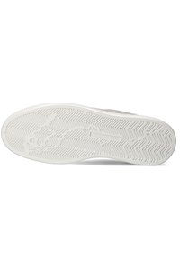 Zool van een sneaker, gemaakt van wit rubber met een visgraatprofiel. Subtiele logo-illustratie geperst nabij de hiel.