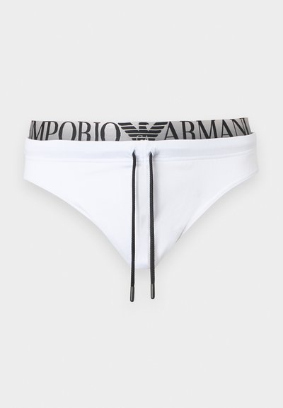 Άσπρο ανδρικό μαγιό με μαύρα κορδόνια και ασημένια ζώνη μέσης με μαύρη επωνυμία και λογότυπο Emporio Armani.