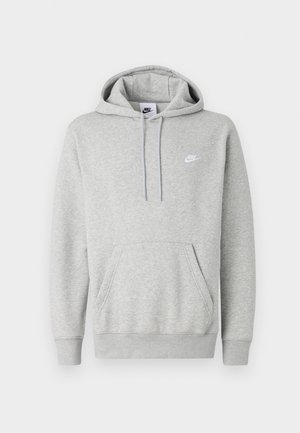 Lysegrå hættetrøje lavet af blødt stof, med kængurulomme, snørre i hætten og et lille hvidt logo på brystet.