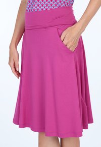 Fuchsia-Rock aus weichem Stoff, mit einem breiten Bund und einer Seitentasche. Ausgestelltes Design mit einer glatten, fließenden Textur.