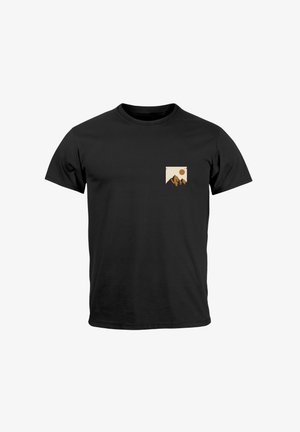 Schwarzes Baumwoll-T-Shirt mit einem kleinen beigen Patch-Design mit einer Illustration von Bergen und Sonne im linken Brustbereich. Klassischer Rundhalsausschnitt.