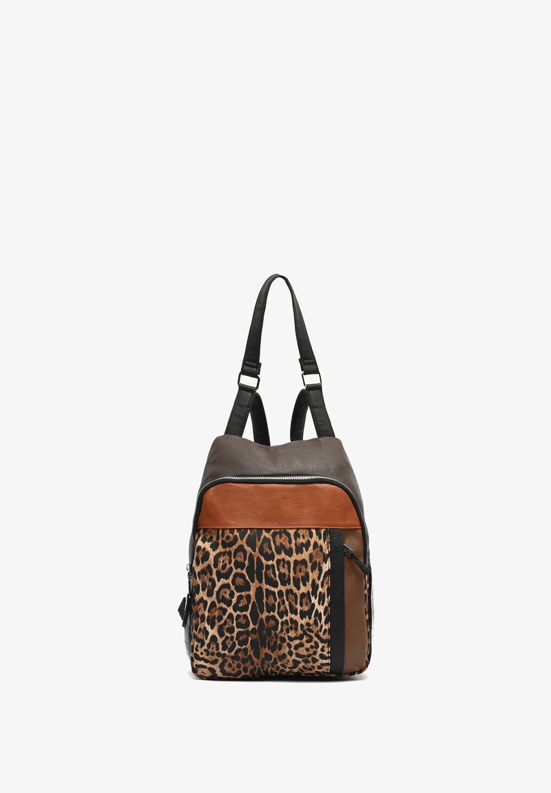 Rjav in leopard vzorec nahrbtnik s črnimi naramnicami, z zadrgo in mešanico teksturiranih materialov v pravokotnih oblikah.