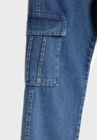 Pantaloni cargo in denim di colore blu scuro, dotati di una grande tasca laterale, cuciture in evidenza e design slim fit. Tessuto morbido e strutturato.