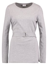 Maglione grigio a maniche lunghe con colletto rotondo e vita con cintura. Presenta polsini e orlo a coste, texture morbida e spacchi laterali per una maggiore mobilità.