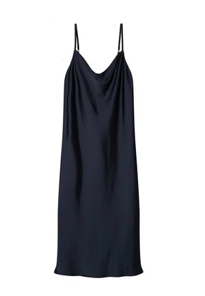 Ärmelloses schwarzes Satin-Kleid mit einem drapierten Ausschnitt, glatter Textur und einem lockeren Schnitt, der über dem Knie endet. Verstellbare dünne Träger.