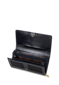 Czarny skórzany portfel z zatrzaskiem, wieloma miejscami na karty i dwoma przezroczystymi oknami na identyfikację. Posiada zipowaną kieszeń i teksturowane wykończenie.