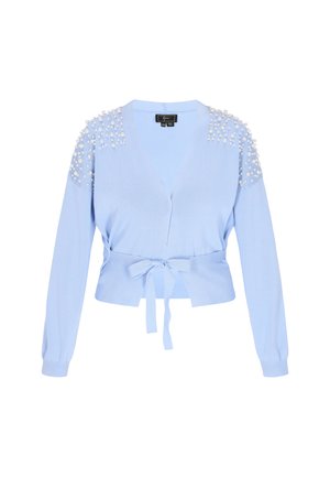 Hellblaues Strickjacke mit langen Ärmeln, V-Ausschnitt, Bindegürtel und Perlenverzierungen an den Schultern. Weicher Strickstoff mit taillierter Passform.