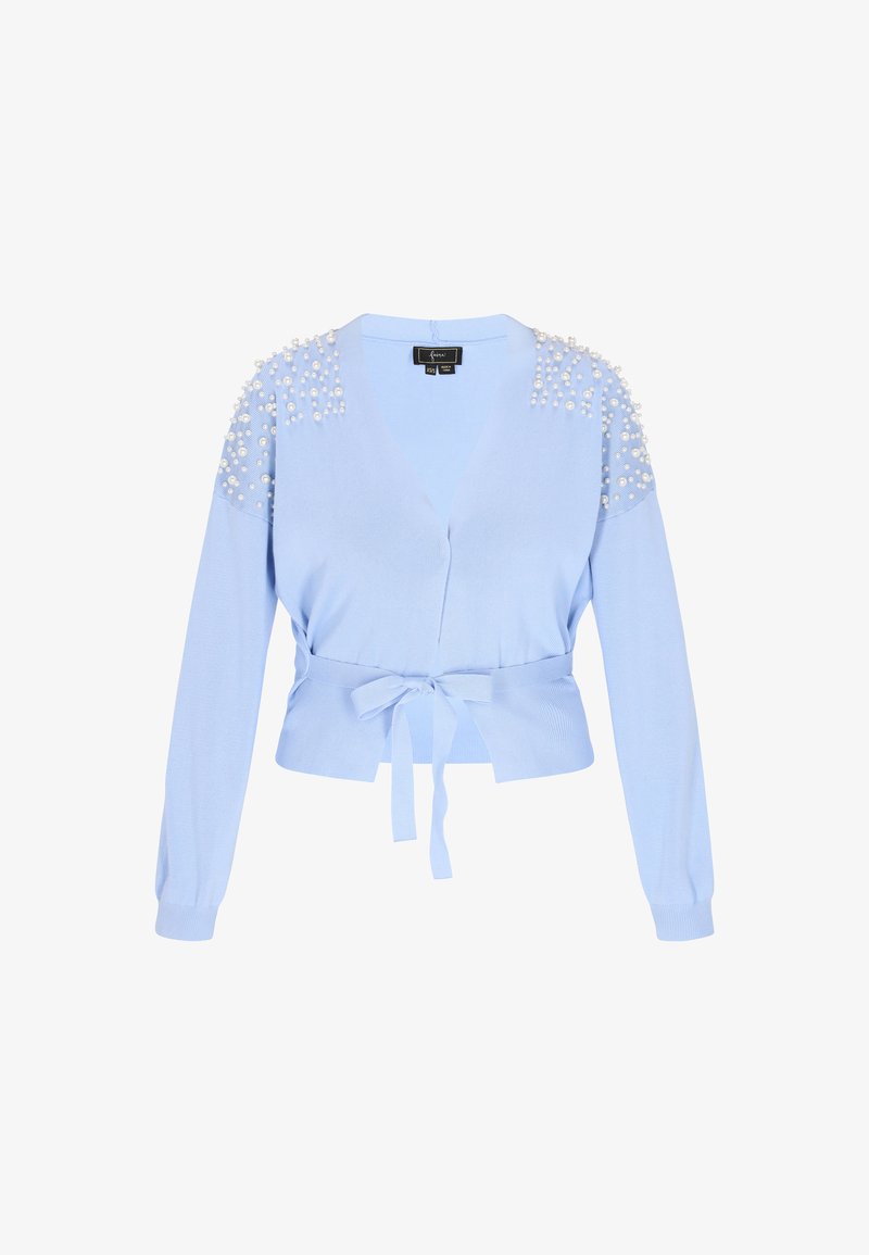 Világoskék kardigán hosszú ujjakkal, V-nyakkivágással, megkötő derékkal és gyöngy díszítéssel a vállaknál. Puha kötött anyag, testhezálló fazon.