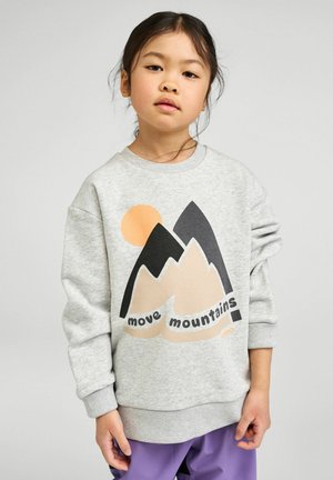 Szara bluza z nadrukiem gór i pomarańczowym słońcem, z czarnym tekstem "move mountains" w stylu blokowym. Miękka tkanina, luźny krój, ściągacze na rękawach.