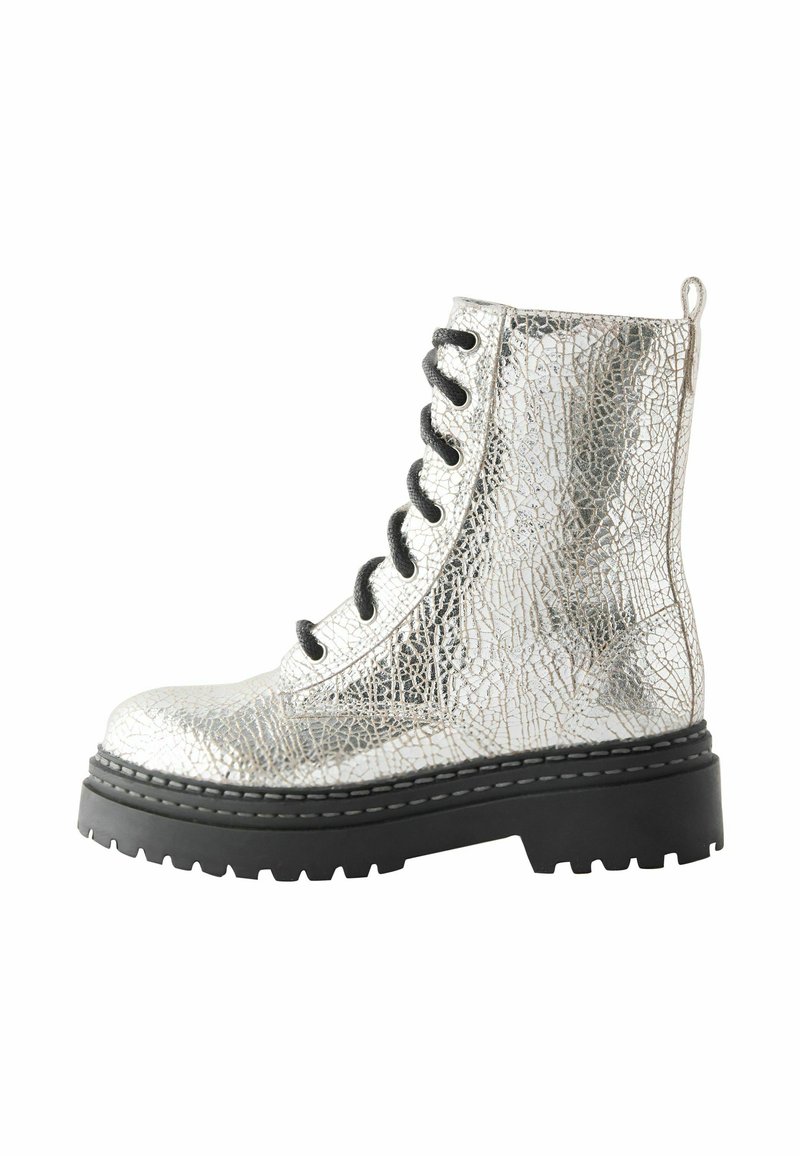 Botte de combat en cuir craqué argenté brillant avec semelle épaisse noire et lacets noirs, vue de côté.