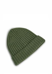 Cappello di maglia a coste verde con risvolto, caratterizzato da un tessuto testurizzato e un design aderente, adatto per il freddo.