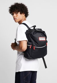 Hunter ORIGINAL ORIGINAL TOPCLIP BACKPACK UNISEX - Tagesrucksack - black