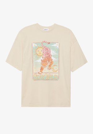Beige bomulls T-skjorte med grafisk trykk av en tiger, sol og teksten "STAY WILD" i pastellfarger. Korte, løse ermer.