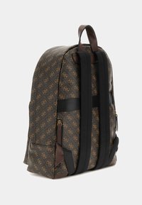 Zaino marrone a motivo con spallacci in tessuto nero, dettagli in pelle e una tasca con zip. Presenta un design del logo geometrico su tutta la superficie.