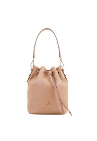Sac seau en cuir beige avec un haut à cordon, texture lisse, ferrures en métal doré et un logo décoratif sur le devant.
