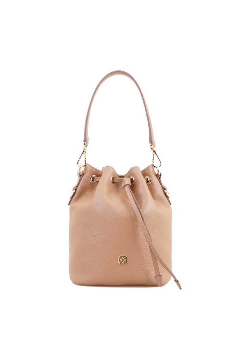 Sac seau en cuir beige avec un haut à cordon, texture lisse, ferrures en métal doré et un logo décoratif sur le devant.