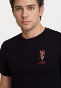 U.S. Polo Assn. KURZARM REITER - Camiseta estampada - schwarz