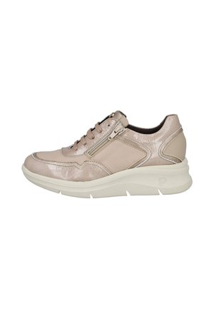 Zapatilla deportiva casual beige y taupe claro con cordones en la parte delantera, cremallera lateral, cuello acolchado y una suela gruesa de goma blanca.