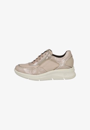 Zapatilla deportiva casual beige y taupe claro con cordones en la parte delantera, cremallera lateral, cuello acolchado y una suela gruesa de goma blanca.