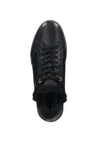 Schwarzer Ledersneaker mit rundem Zehenbereich, Schnürverschluss, Kunstfellfutter und goldfarbenen Ösen. Glatte Oberfläche mit dezenten Nahtdetails.