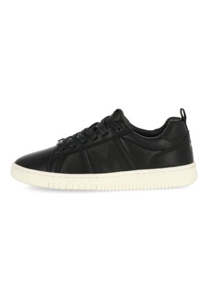 Baskets basses noires avec lacets noirs et semelle en caoutchouc blanche, présentant un matériau texturé et une languette au talon.