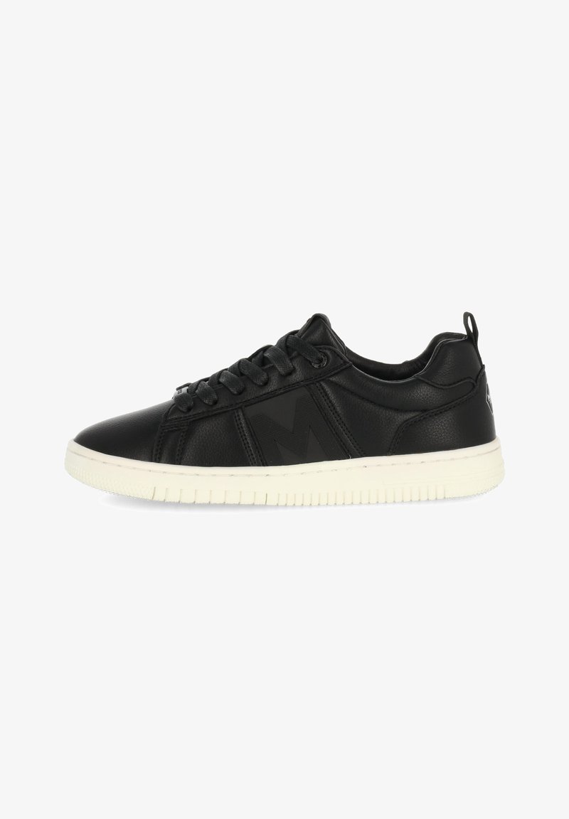 Baskets basses noires avec lacets noirs et semelle en caoutchouc blanche, présentant un matériau texturé et une languette au talon.